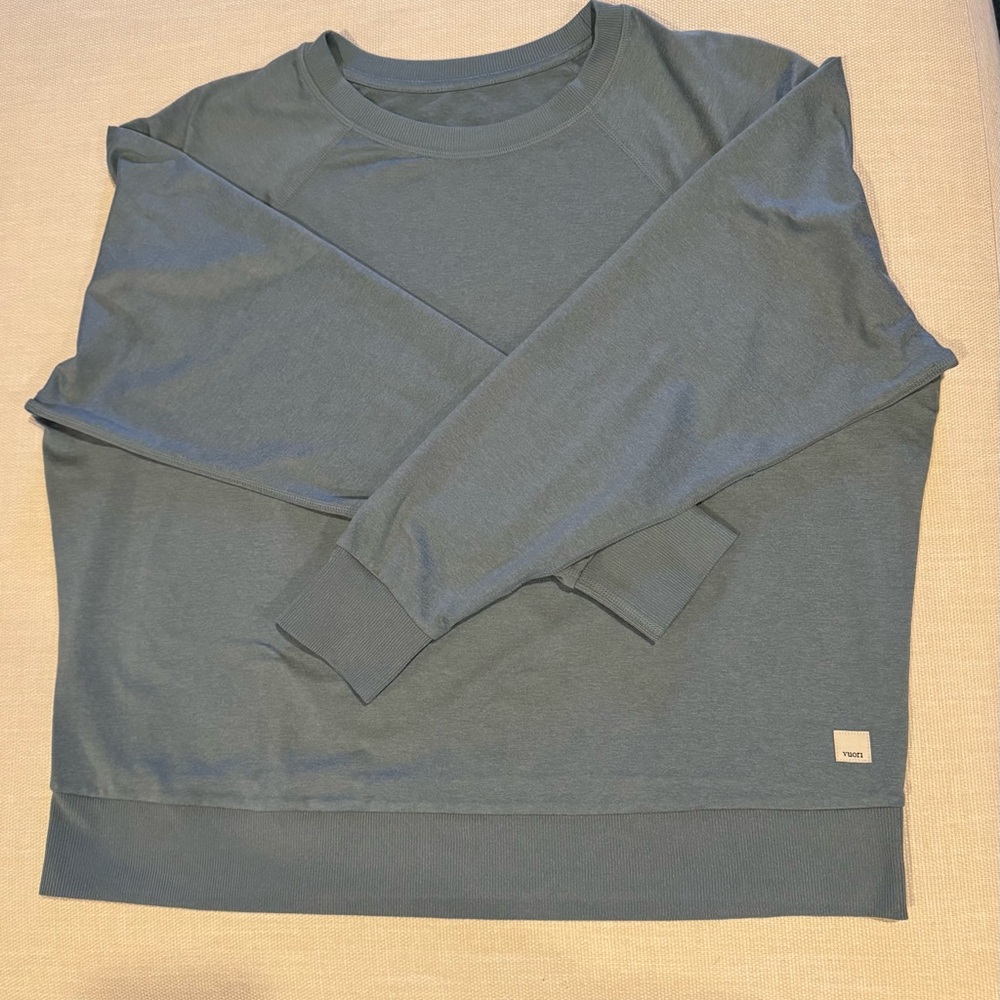 Excellent condition Vuori Women’s Long Sleeve Halo Crew, size M